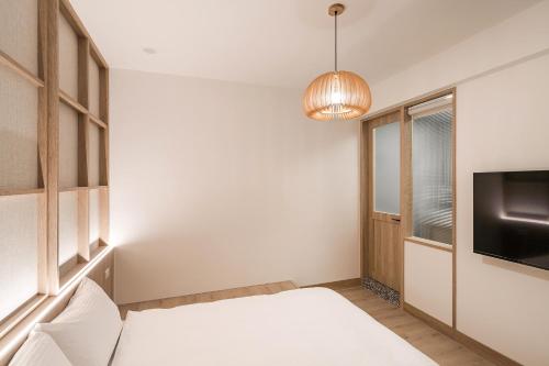 Standard Double Room image 4