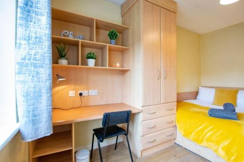 22 - Superb & Spacious Duplex - Sleeps 6 - Free Parking, Galway