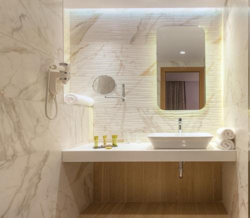 Blue Lagoon City Hotel - image 13