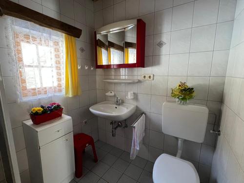 Fürdőszoba, Blockhaus am See in Oberwölz Stadt