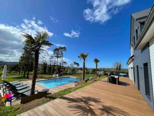 Villa avec piscine, vue mer et campagne.