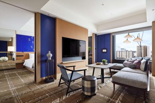 King Suite with City View image 5