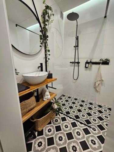 Design Apt in Old Town-Free Parking-Balcony, Bratislava (Foto 6)