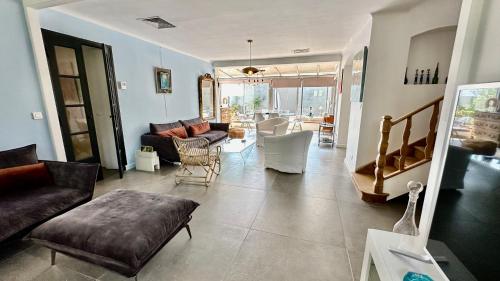 Riviera Villa close to center city, AC, pool in La Pagane