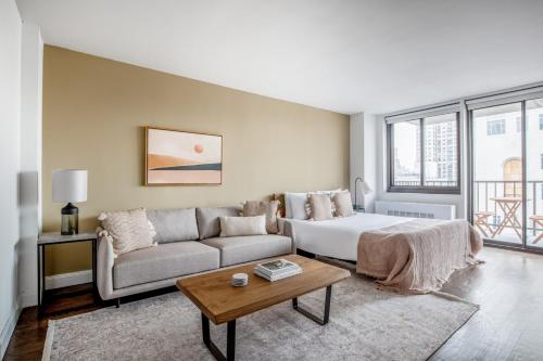 UES Studio w Balcony Gym Doorman NYC-89, New York