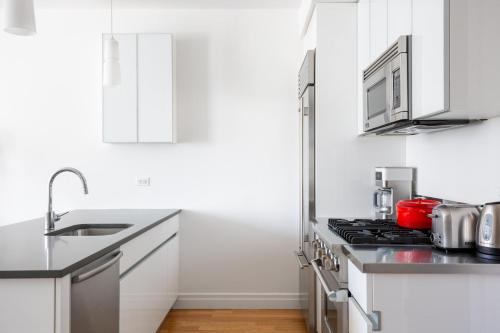 Hells Kitchen 1BR w Pool DM nr Central Pk NYC-407 in New York, USA