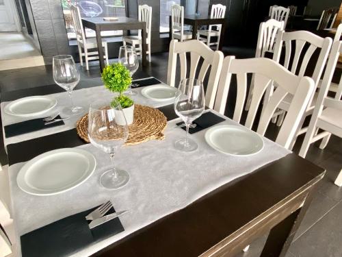 Étterem, Hostal Nomadas by Gloove in Villalba De La Sierra