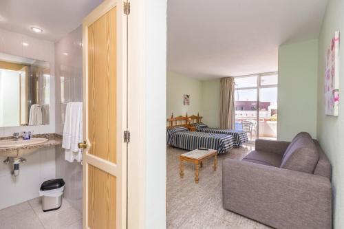 Aparthotel Veril Playa - image 7