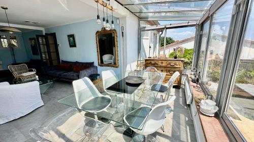 Riviera Villa close to center city, AC, pool in La Pagane