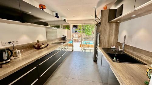 Riviera Villa close to center city, AC, pool in La Pagane
