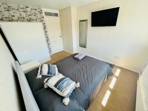 Barnstaple Drive Private Room in a 2 Bed Shared House, Manchester (photo 3)