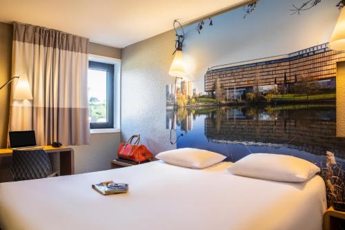 ibis Cr Room Type - Standard Room with one double bed and one single bed