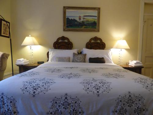 Standard Double Room with Shared Bathroom