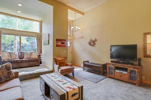 Ski in Ski Out Cedars Chalet 2BR and Close to Everything in Four O'Clock