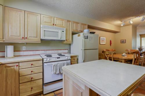 Ski in Ski Out Cedars Chalet 2BR and Close to Everything in Four O'Clock
