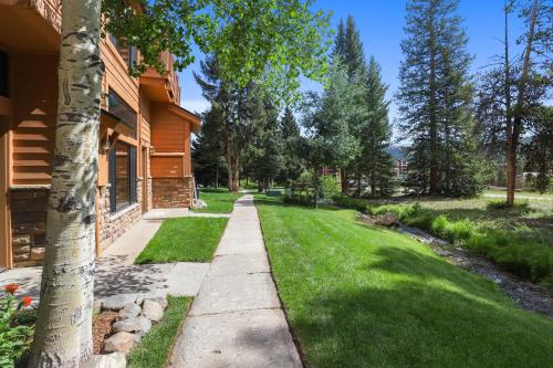 Ski in Ski Out Cedars Chalet 2BR and Close to Everything in Four O'Clock