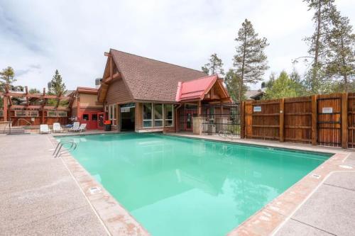 Ski in Ski Out Cedars Chalet 2BR and Close to Everything in Four O'Clock