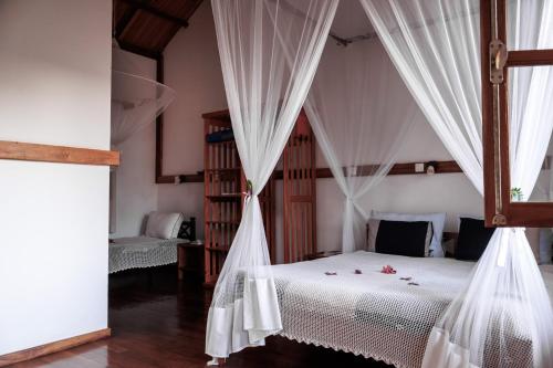 1 king bed, 1 twin bed
