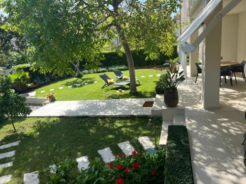Three-Bedroom Apartment room in Garden apartment