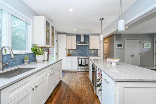 Luxurious Hamptons House with Heated Pool & Grill in Hemptonbeja (NY)