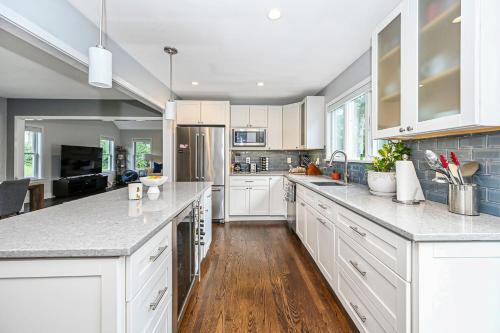 Luxurious Hamptons House with Heated Pool & Grill in Hemptonbeja (NY)