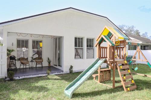 Clearwater Bohemian Escape - 7 min to the Beach, BBQ Grill, Playground