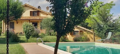  Beautiful 2-Bed Apartment with Pool Access in Spoleto