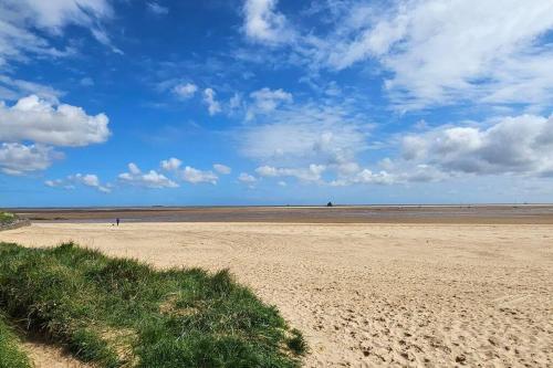 Humberston Boathouse Lodges with Hot Tub - Cleethorpes Beach Cabin Chalet