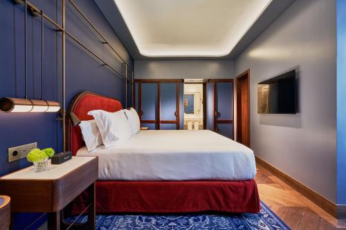 Deluxe Double or Twin Room image 5