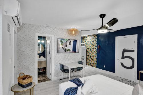 Hollywood Apartments Host by BeeNomad in Hollywood, USA