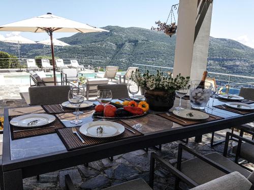 Sundance - Fabulous & Large 4-Bedroom Private Villa, Sývota (photo 7)