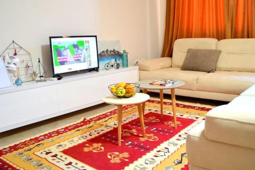 Sunny Flat in the Center of Tirana, 2 min. walk, Tirana