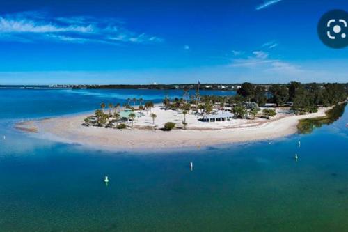 Spacious 3 Bedroom PET FRIENDLY!- Close to beach! in Tarpon Springs, USA