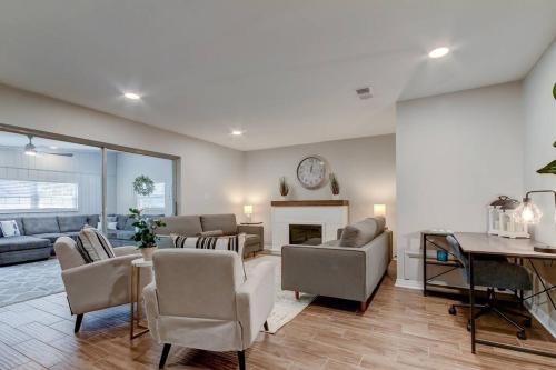 Spacious 3 Bedroom PET FRIENDLY!- Close to beach! in ทาร์ปอน สปริงส์ (เอฟแอล)