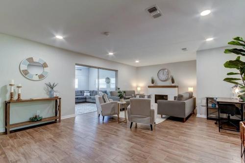 Spacious 3 Bedroom PET FRIENDLY!- Close to beach! in ทาร์ปอน สปริงส์ (เอฟแอล)