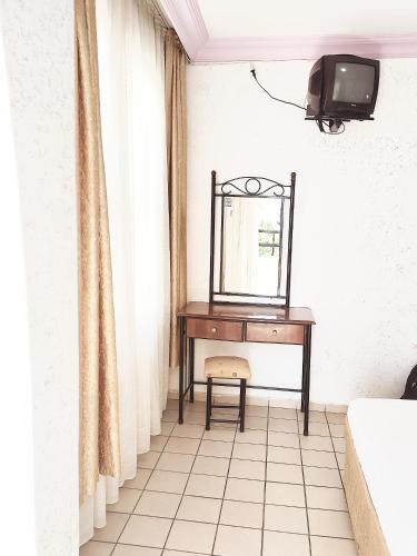 Standard Double Room image 6