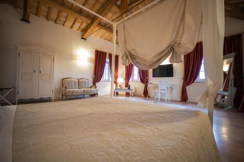 1 queen bed, 1 sofa bed
