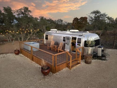 Airstream Getaway - Hot Tub & Fire Pit - Hotel - Luckenbach