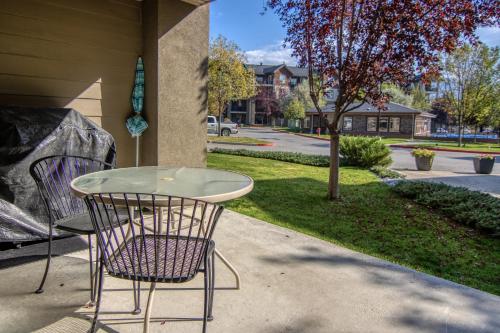Vedere exterior, Mountain getaway condo - 5 min walk to the beach! in Invermere (BC)
