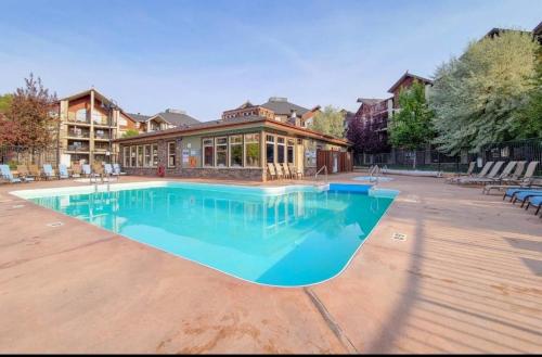 Vedere exterior, Mountain getaway condo - 5 min walk to the beach! in Invermere (BC)