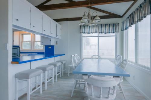 OCEANFRONT Classic beach cottage on Spring Hill Beach with great views and AC - image 2