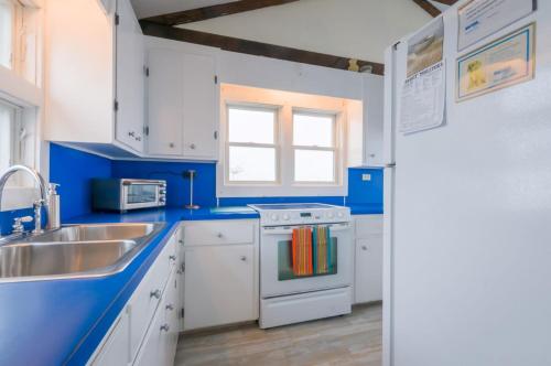 OCEANFRONT Classic beach cottage on Spring Hill Beach with great views and AC - image 3