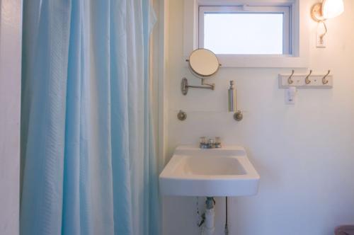 OCEANFRONT Classic beach cottage on Spring Hill Beach with great views and AC - image 9
