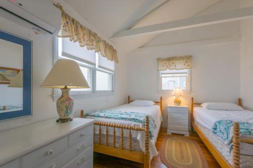 OCEANFRONT Classic beach cottage on Spring Hill Beach with great views and AC - image 6