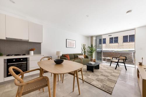 Kahlo Alexandria - Stylish 2 bdrm Walk to Train in Alexandria