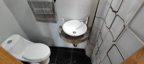 Habitaciones privadas con bano propio en una zona segura y centrica de Guadalajara.