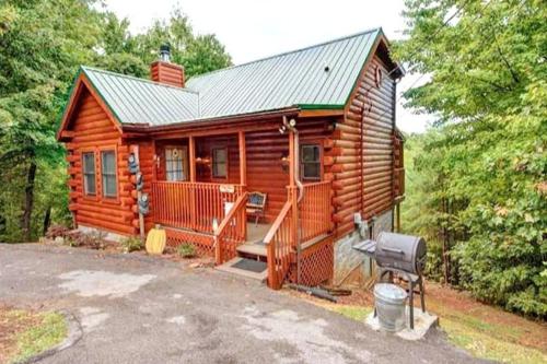 Three Bears Cabin - Hottub Arcades Btwn PigeonForge Gatlinburg Great Smoky Mountains National Park in Sevierville, USA