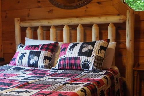Three Bears Cabin - Hottub Arcades Btwn PigeonForge Gatlinburg Great Smoky Mountains National Park in Sevierville, USA
