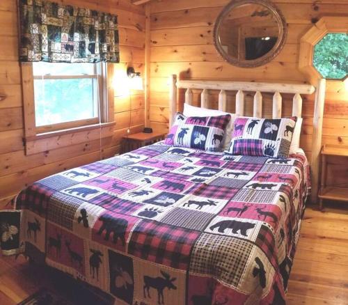 Three Bears Cabin - Hottub Arcades Btwn PigeonForge Gatlinburg Great Smoky Mountains National Park in Sevierville, USA