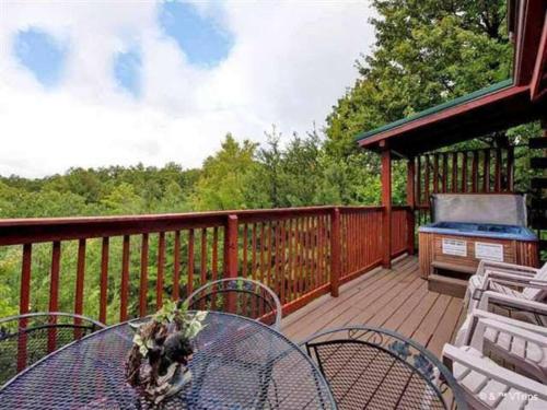 Three Bears Cabin - Hottub Arcades Btwn PigeonForge Gatlinburg Great Smoky Mountains National Park in Sevierville, USA
